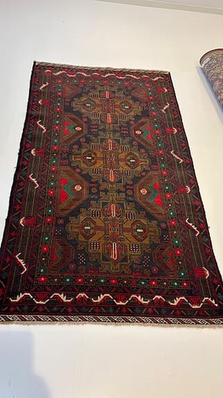 En vacker handknuten äkta matta väldigt mjuk och skön!