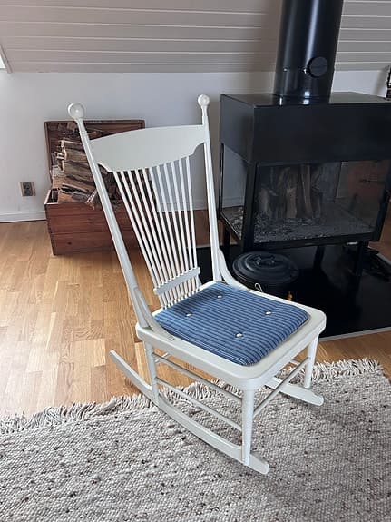 Vit gungstol i trä, retro stil