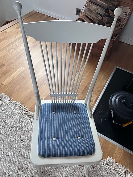 Vit gungstol i trä, retro stil