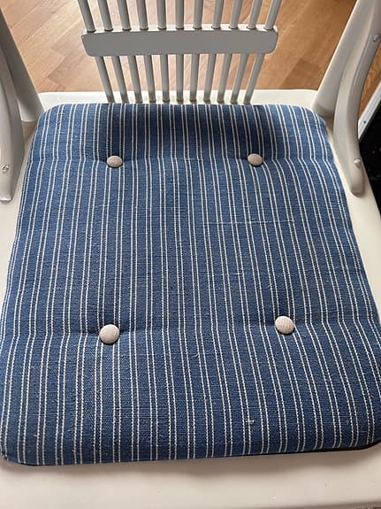 Vit gungstol i trä, retro stil