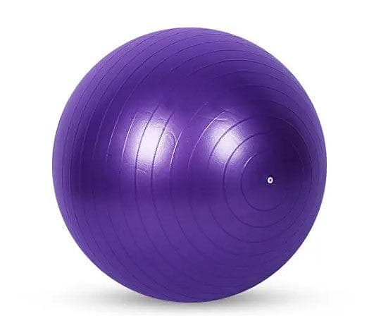 Pilatesboll och yogamatta i lila