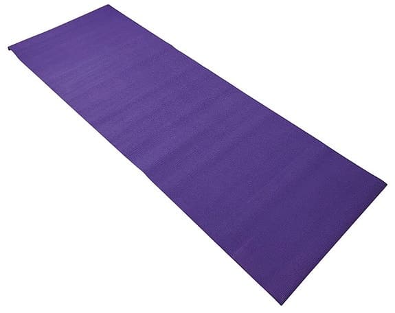 Pilatesboll och yogamatta i lila