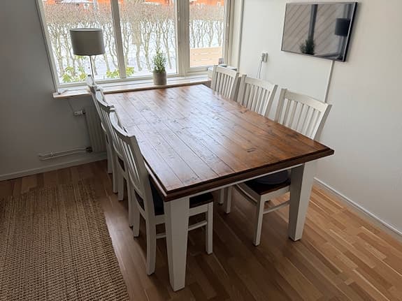 Matgrupp med sex stolar i shabby chic stil