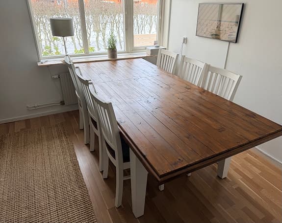 Matgrupp med sex stolar i shabby chic stil