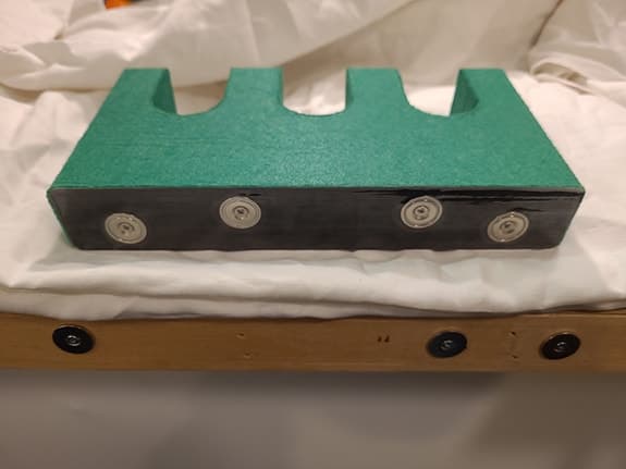 Magnetisk vapenhållare 3 vapen(helklädd i grönfilt)