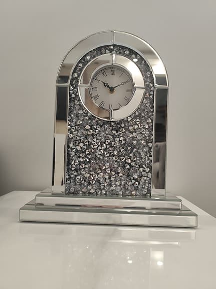 Elegant bordsklocka i spegelglas