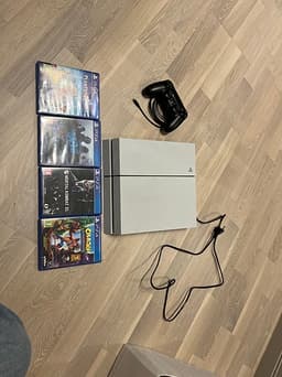 Sony Playstation 4 spelkonsol vit med handkontroll och 4 spel