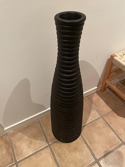 Hög svart vas i keramik