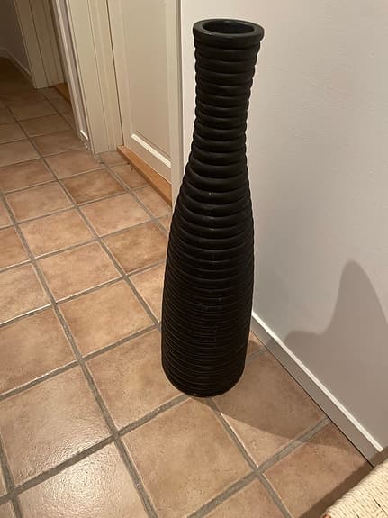 Hög svart vas i keramik