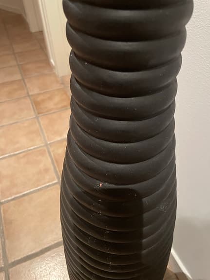 Hög svart vas i keramik