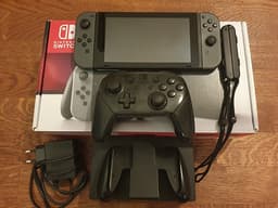 Nintendo Switch (2018) + Pro controller - Fint skick!