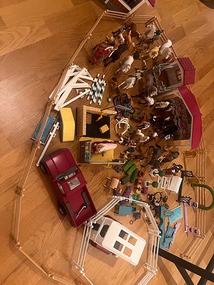 Schleich leksaksset hästgård med hästar och fordon