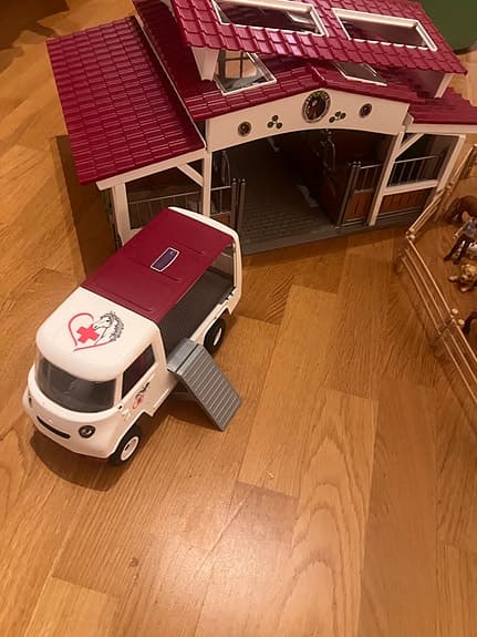 Schleich leksaksset hästgård med hästar och fordon