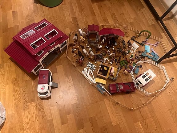 Schleich leksaksset hästgård med hästar och fordon