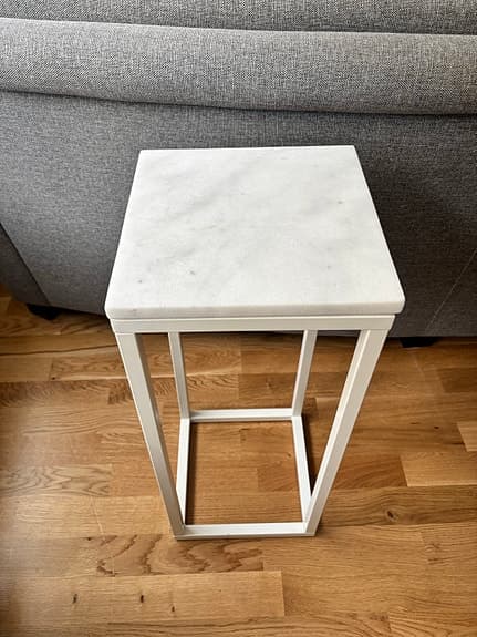 Litet marmorbord – vit ram, elegant design