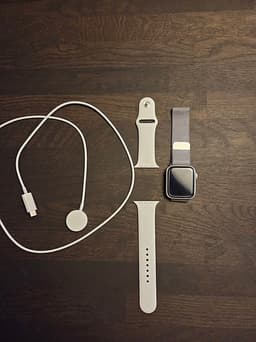 Apple Watch SE (2nd Gen) GPS - 44mm med Milanese Loop