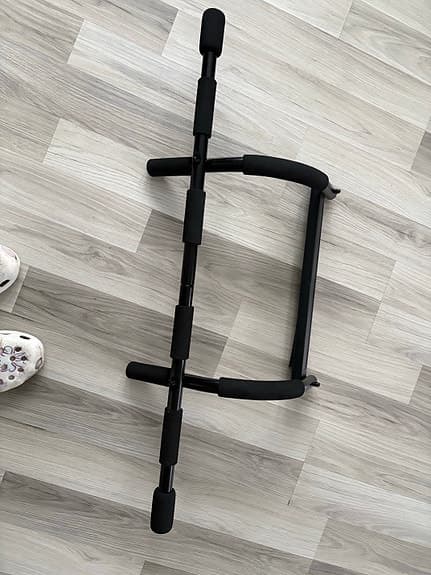 Dörrtrapets chin up-stång svart
