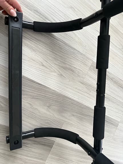 Dörrtrapets chin up-stång svart