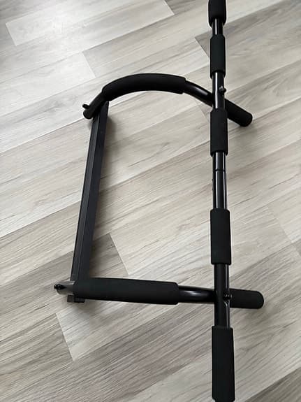 Dörrtrapets chin up-stång svart