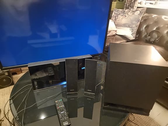 Sony hemmabiosystem med högtalare och subwoofer
