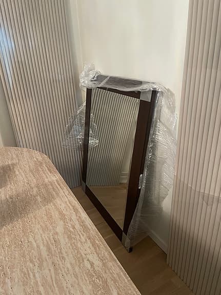 Spegel i mörk träram