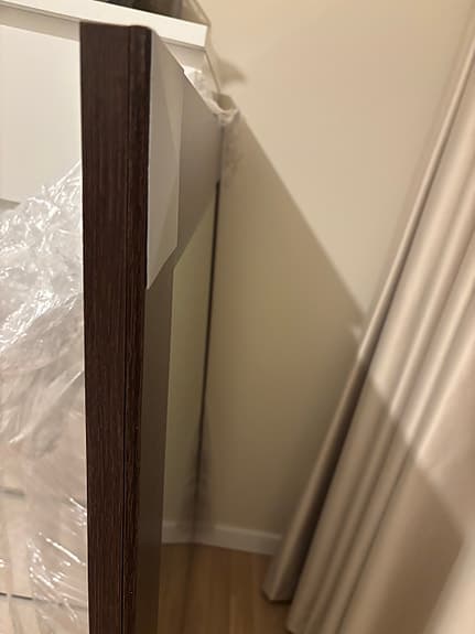Spegel i mörk träram