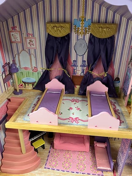 Barbie dockskåp fler våningar med möbler