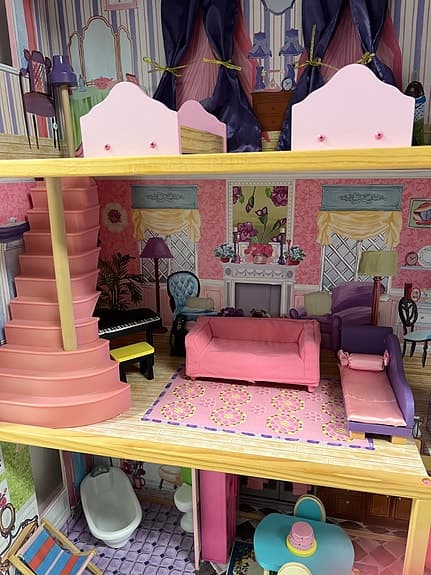 Barbie dockskåp fler våningar med möbler