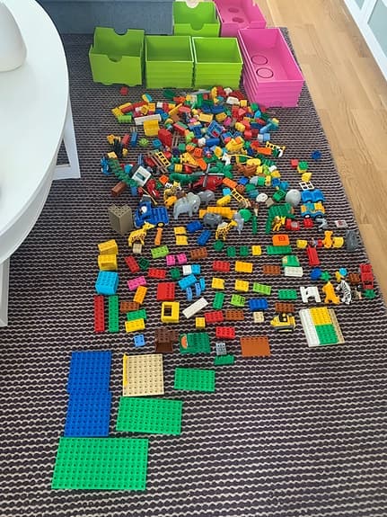 Lego Duplo klossar blandade färger med förvaring