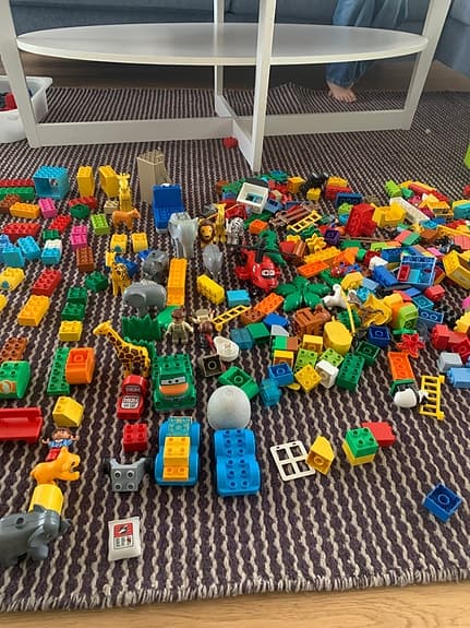 Lego Duplo klossar blandade färger med förvaring