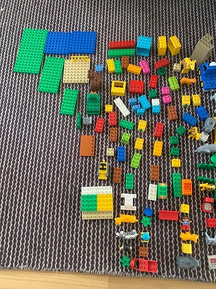 Lego Duplo klossar blandade färger med förvaring