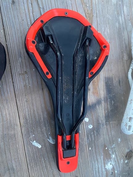 Cykelsadlar och sadelöverdrag blandade modeller svart och vit