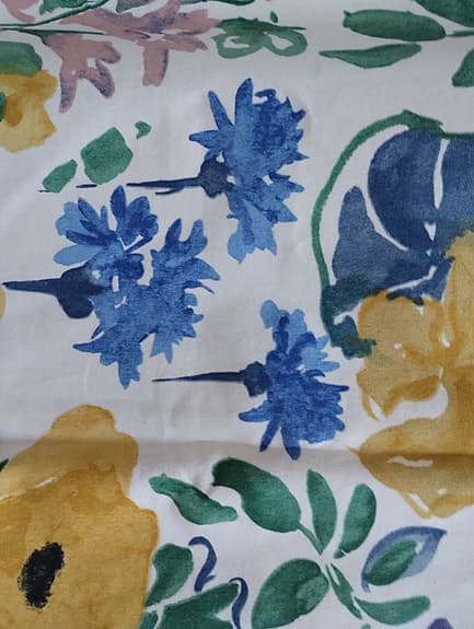 Två storblommiga gardinlängder