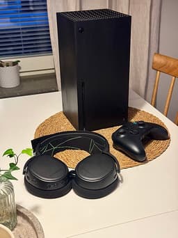 Microsoft Xbox Series X med två kontroller