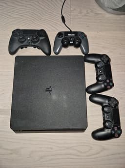 Sony Playstation 4 spelkonsol svart med handkontroller och spel