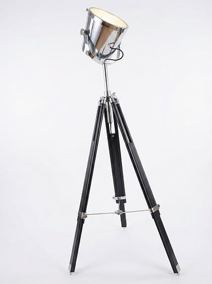 Industriell golvlampa på stativ – Malmbergs studiostil