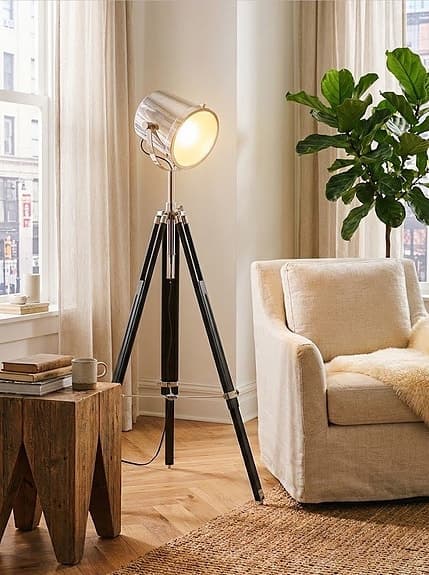 Industriell golvlampa på stativ – Malmbergs studiostil