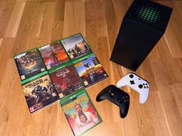 Xbox Series X med 2 kontroller och 7 spel