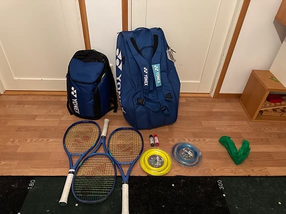 3×Yonex EZONE 2025 300g grepp2+ bag, ryggsäck, strängar&tillbehör –perfekt paket