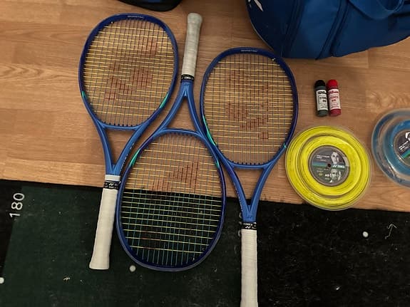3×Yonex EZONE 2025 300g grepp2+ bag, ryggsäck, strängar&tillbehör –perfekt paket