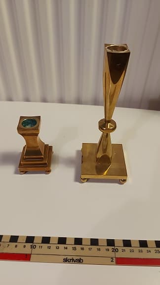 Signerade mässing ljusstakar Vallonmässing samlarobjekt tung dekor vintage set