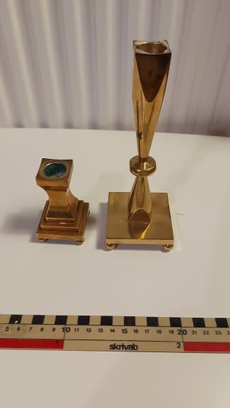 Signerade mässing ljusstakar Vallonmässing samlarobjekt tung dekor vintage set