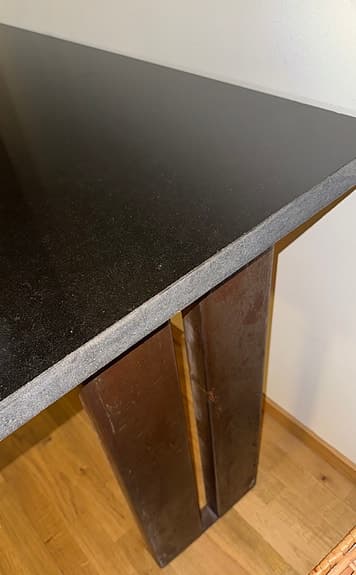 Sidobord/avlastningsbord med stenskiva, industriell stil