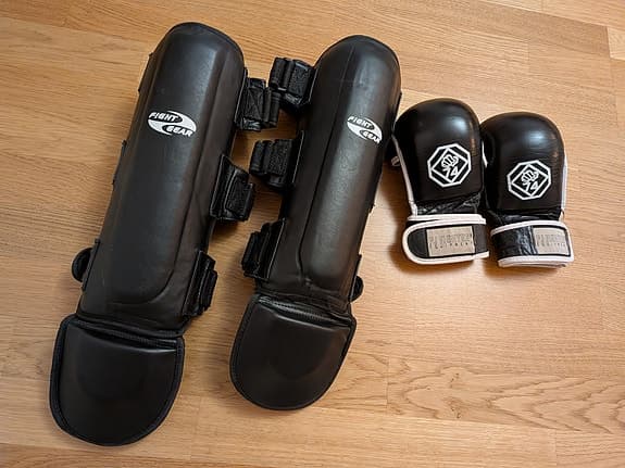 Benskydd, handskar, strl M. För thaiboxning, kickboxning m.m.