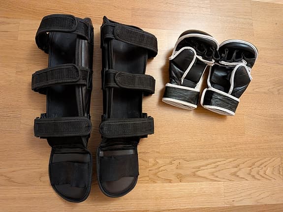 Benskydd, handskar, strl M. För thaiboxning, kickboxning m.m.