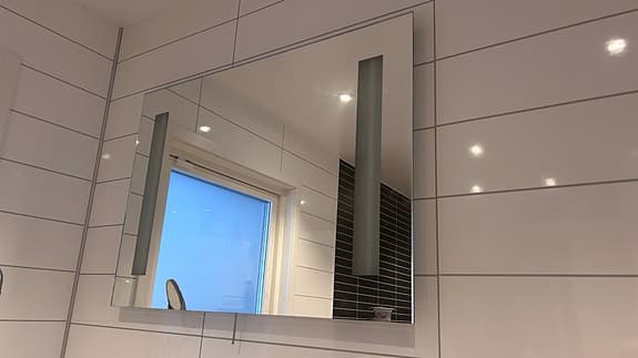 Spegel med belysning för badrum
