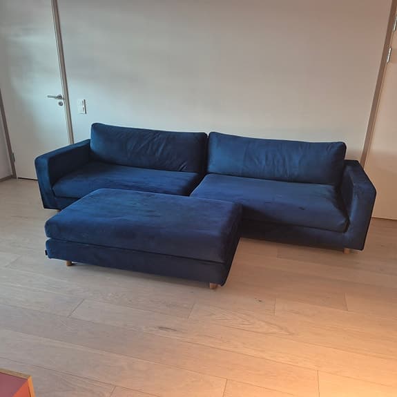Blå soffa med puff från Sofacompany