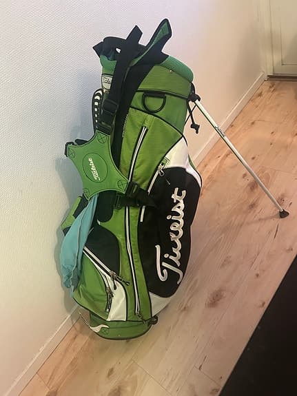 Titleist golfbag och Tyler Made golfset