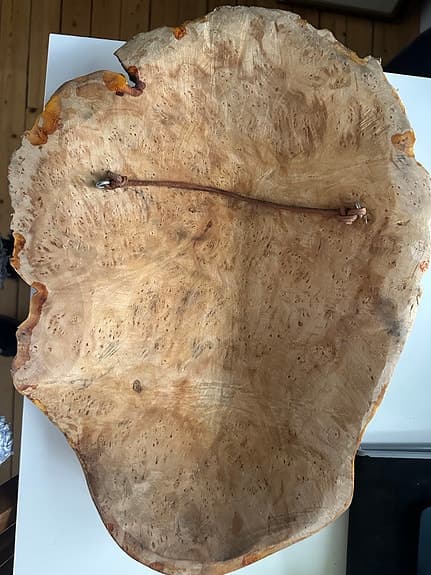 Unik väggdekoration i masurträ