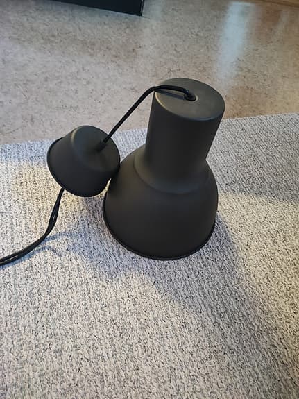 Liten taklampa i mörk antracitgrå.